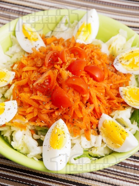 Салата айсберг с варени яйца, моркви и риган - снимка на рецептата